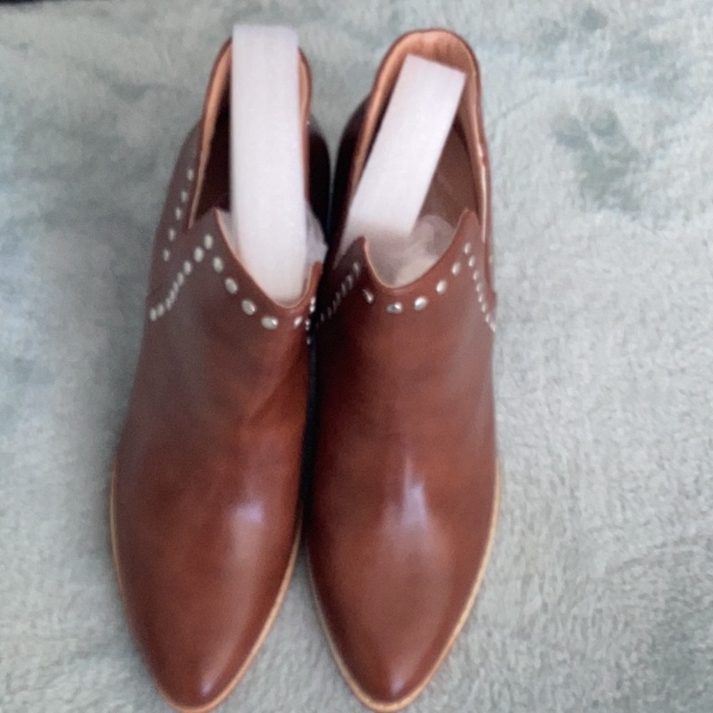 NWT Boots brown size 10 with silver trim  and 3.5 inch heels